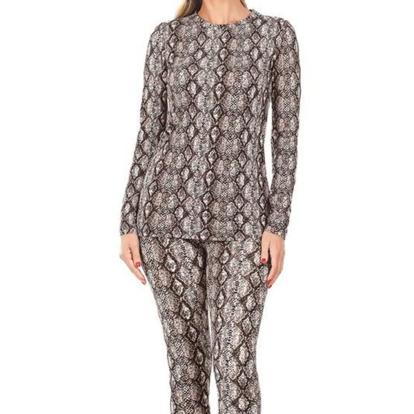 Zenana Outfitters Other - Snakeskin Print 2 Piece Top & Leggings set